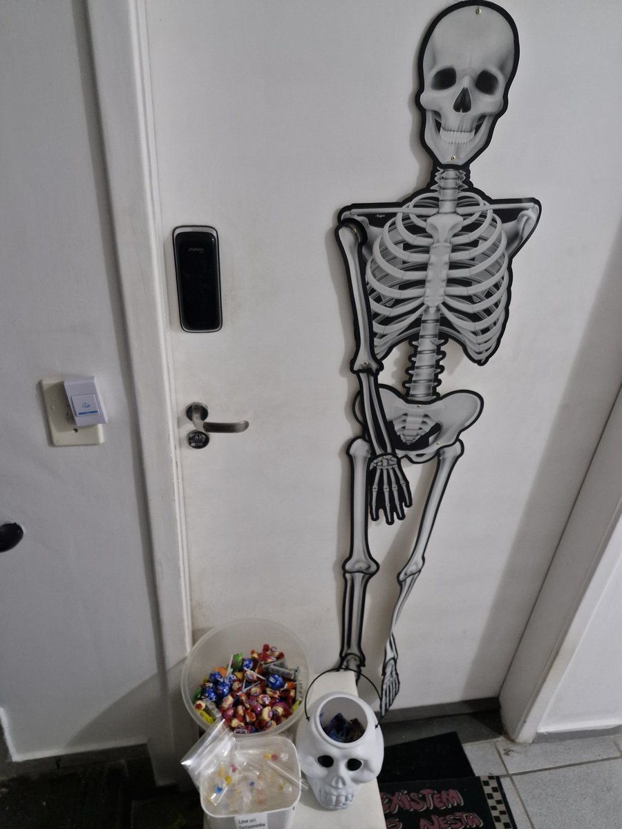 Acabei de ouvir uma conversa de crianças na frente da minha porta com

c1: será que pode pegar? vamos pegar
c2: vamos levar! pode pegar sim, pega c3
c3: mas não pode aceitar coisas de entranhos..
c2: não é isso, isso é halloween