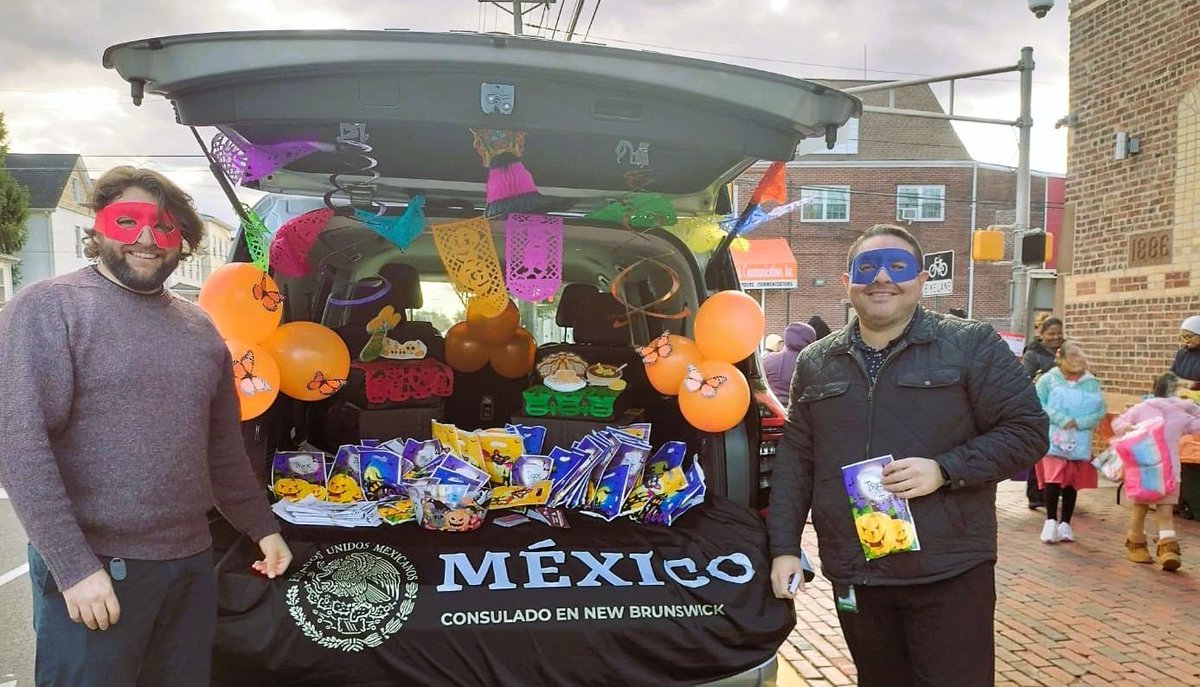 ConsulmexNB's tweet photo. 🎃 ¡Una tarde de dulces, sonrisas y protección consular! 🎃

Agradecemos a Unity Square Comunidad y a Catholic Charities, Diocese of Metuchen por invitarnos a su increíble evento de "Trunk and Treat". 

Mientras las niñas y niños disfrutaban de los dulces 🍬 y los disfraces, el equipo de #ProtecciónConsular de @consulmexnb compartió información sobre nuestros servicios consulares y de protección a decenas de padres y madres de familia, reforzando así nuestro compromiso con el bienestar y seguridad de la comunidad 🇲🇽 en #NuevaJersey.