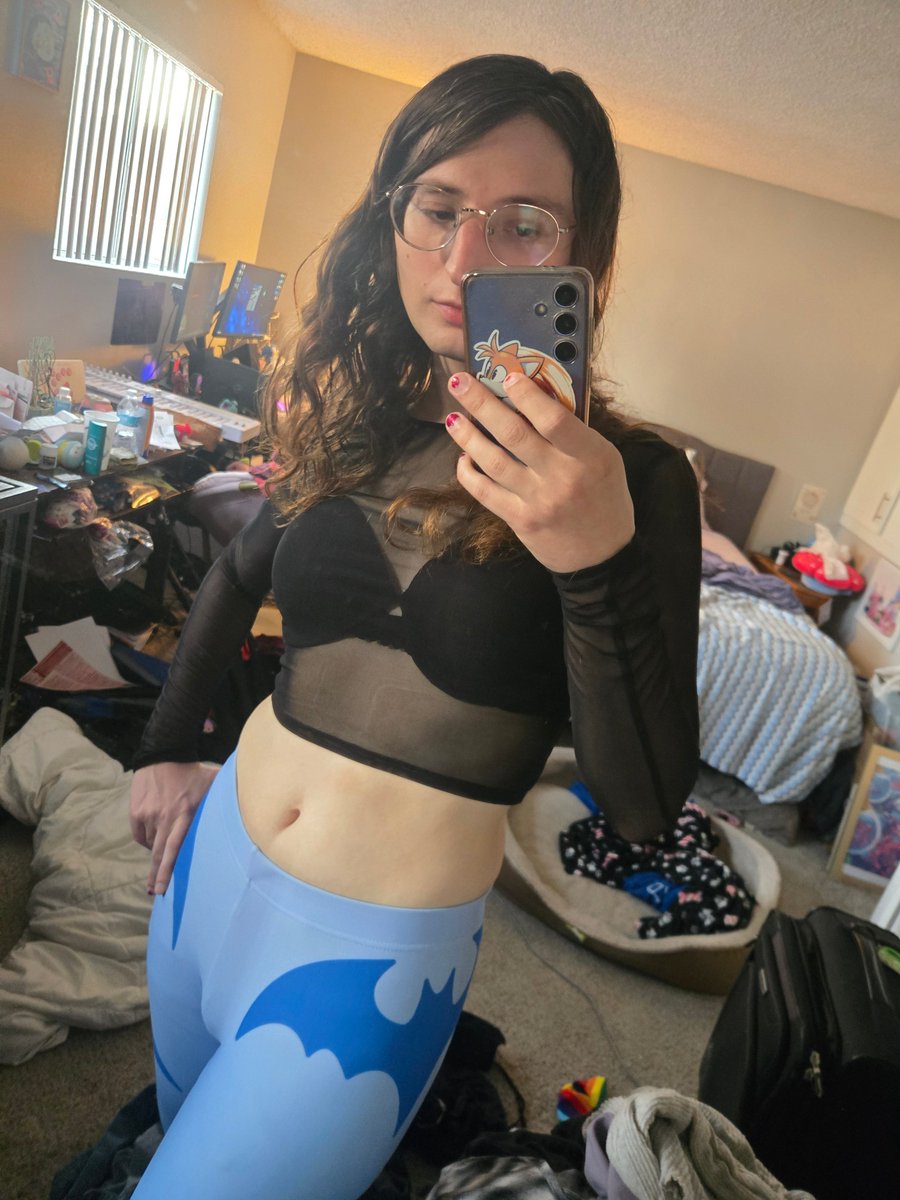 I didn't have time to get a costume this year but I think my Lilith tights looks pretty cute tbh :)