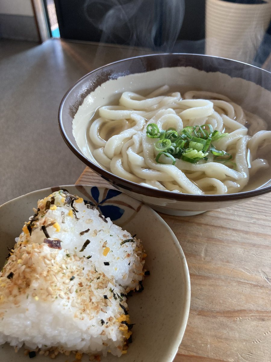 おはようございます！

3連休の方も多いでしょうね☺️✨

小さな店なので皆さまお揃いのお客さまから順番にご案内いたします🙌
不便をおかけするかも知れませんがどうぞよろしくお願いします🙇‍♂️🙇‍♀️

いつものうどんでお待ちしております！

 #山もり 
 #OnigiriAction