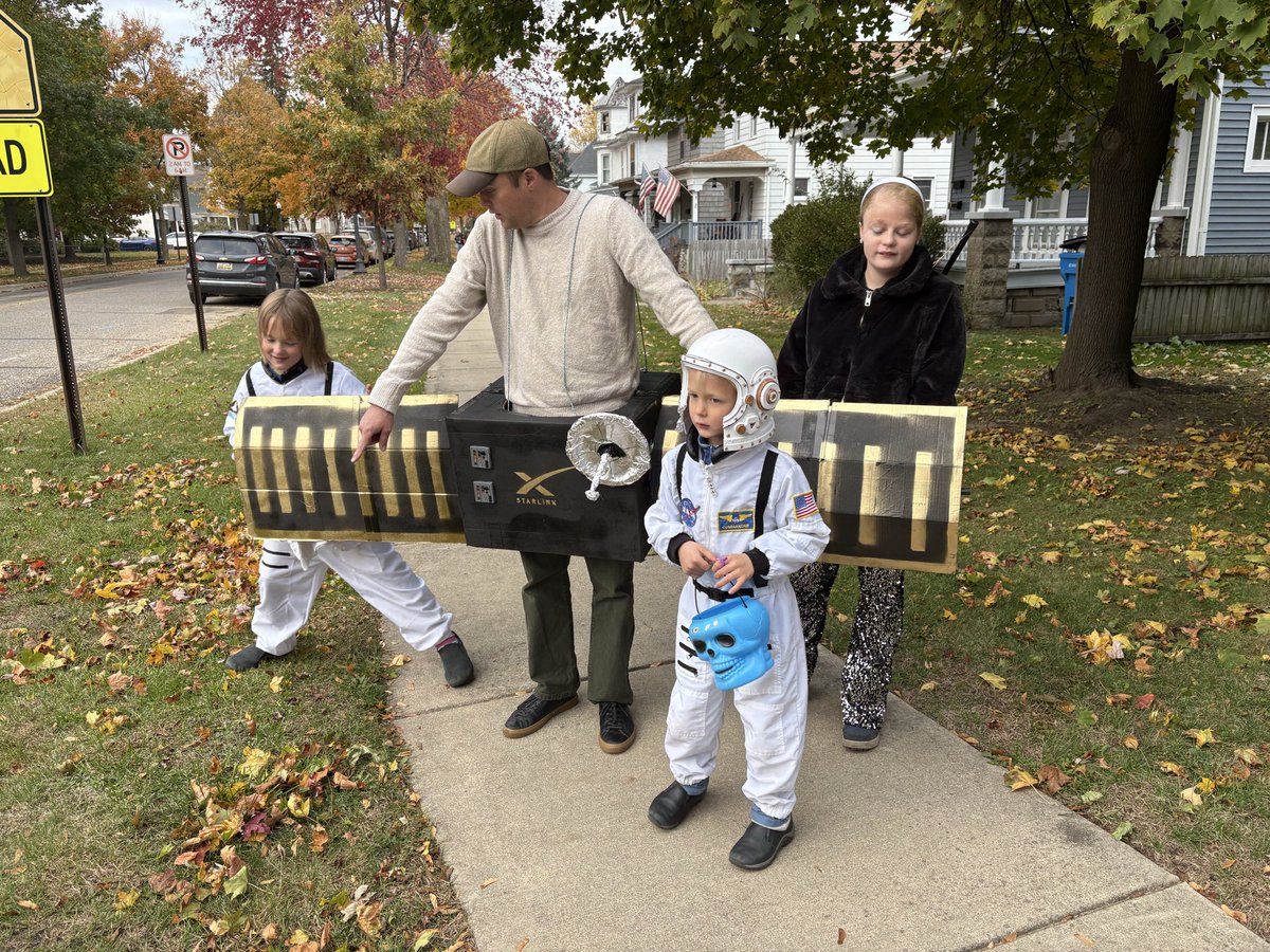 ESTACKDAVIS's tweet photo. Two astronauts, one Orion’s Belt, and a @Starlink satellite. Best comment so far: “Hey what’s the WiFi password!” from a tiny Batman kid. @elonmusk @cmdbass https://t.co/F3cBZW0ro7