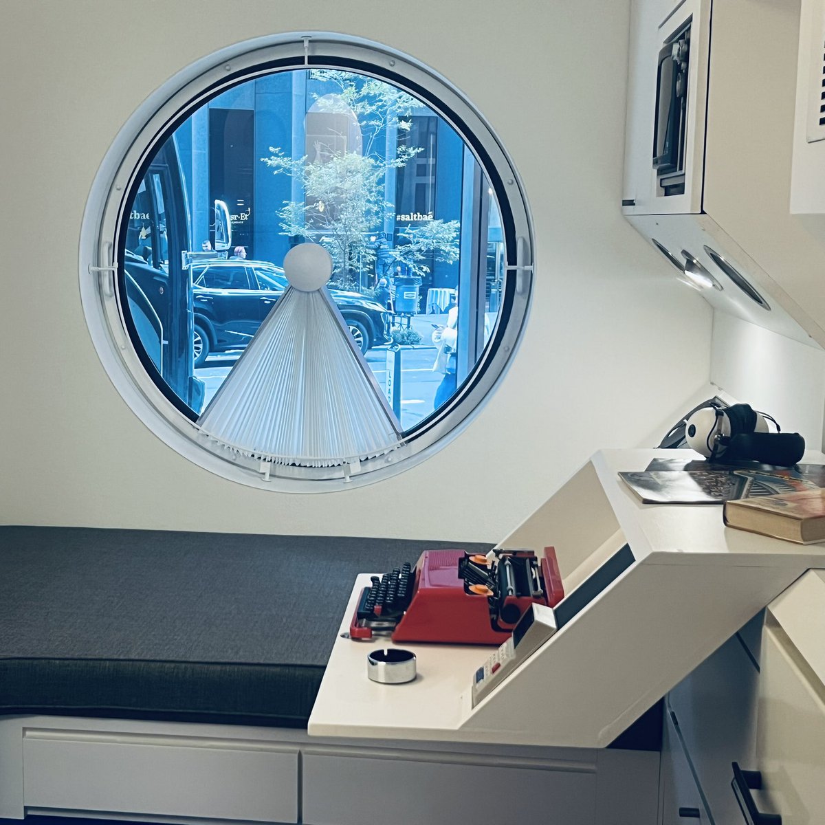 MoMAで大好きな中銀カプセルタワービルの展示を見てきた。過去に未来を感じる、という感覚が好き。MoMA一階の「ここ」の区画は人間の生活をテーマに常に展示が尖っていてお気に入りの場所です。