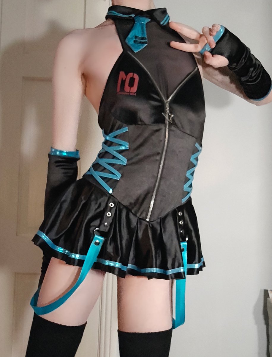 GeminiStraw18's tweet image. Boys dressing as girls for Halloween ♂️