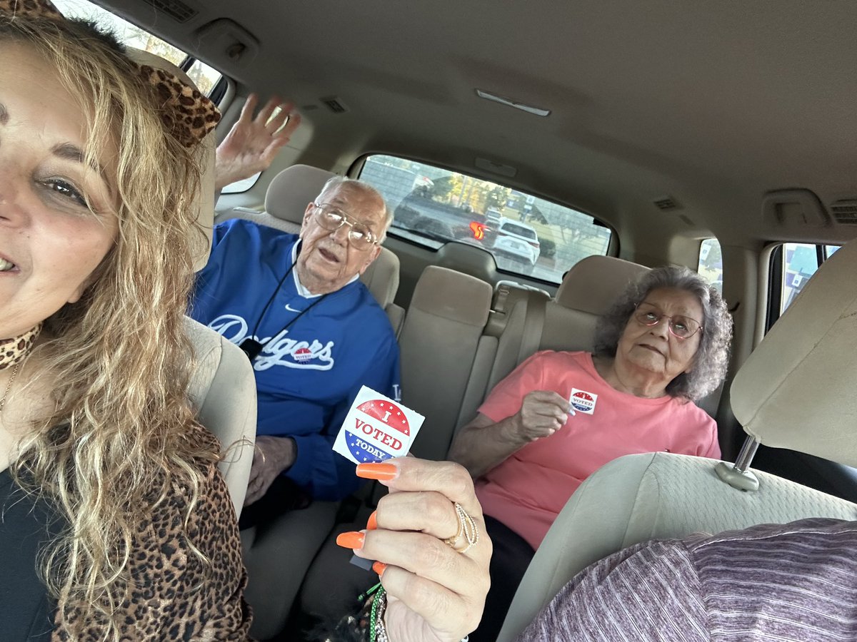 Brought the Grands out to do our civic duty. 

“Vote like your future depends on it. …because it does.”
#TeamSISD <a href="/VistaDelSol_ESA/">Jennifer Ellis-Martinez</a> 🇺🇸