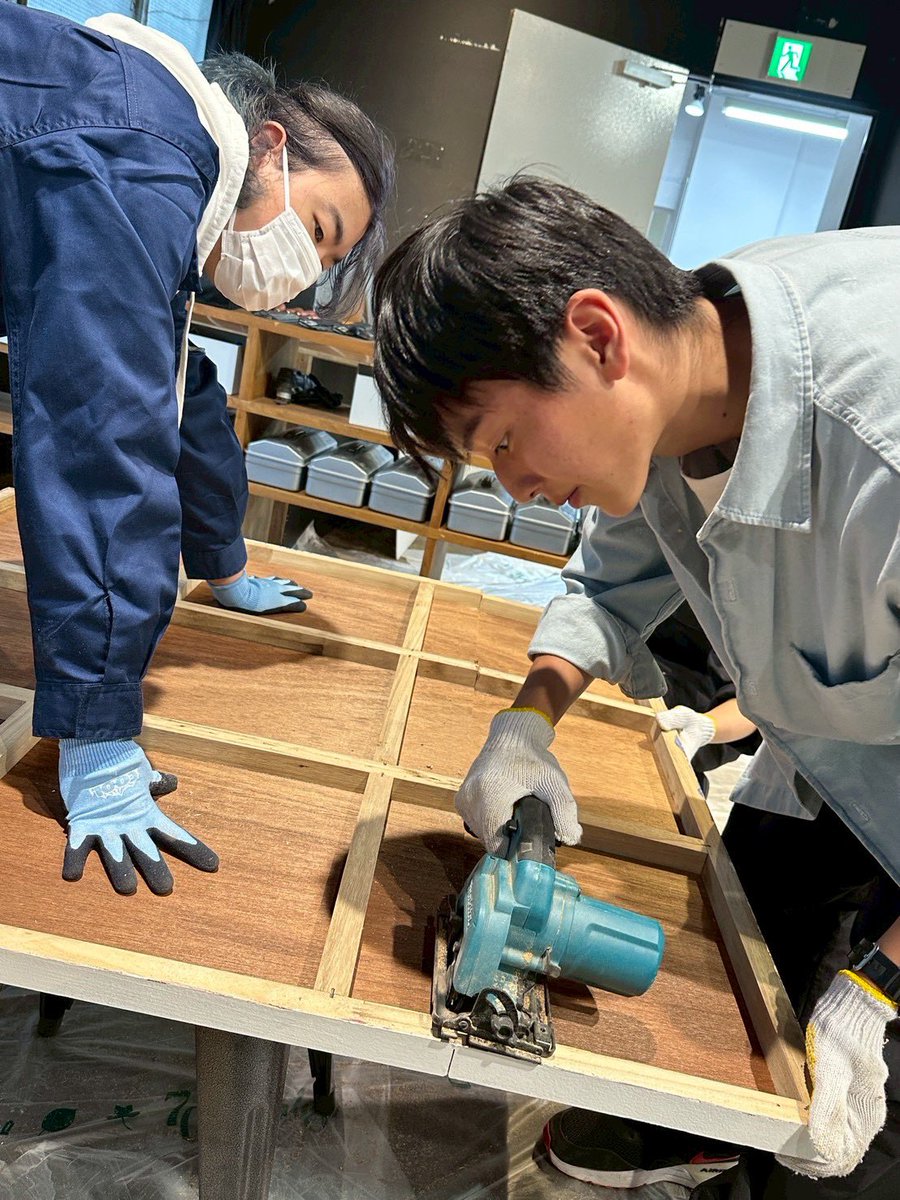 tdg_id's tweet photo. 後期「舞台美術」の実習の様子です。12月の舞台公演に向けて美術制作を担当しています。 https://t.co/Rnkcsco96s
