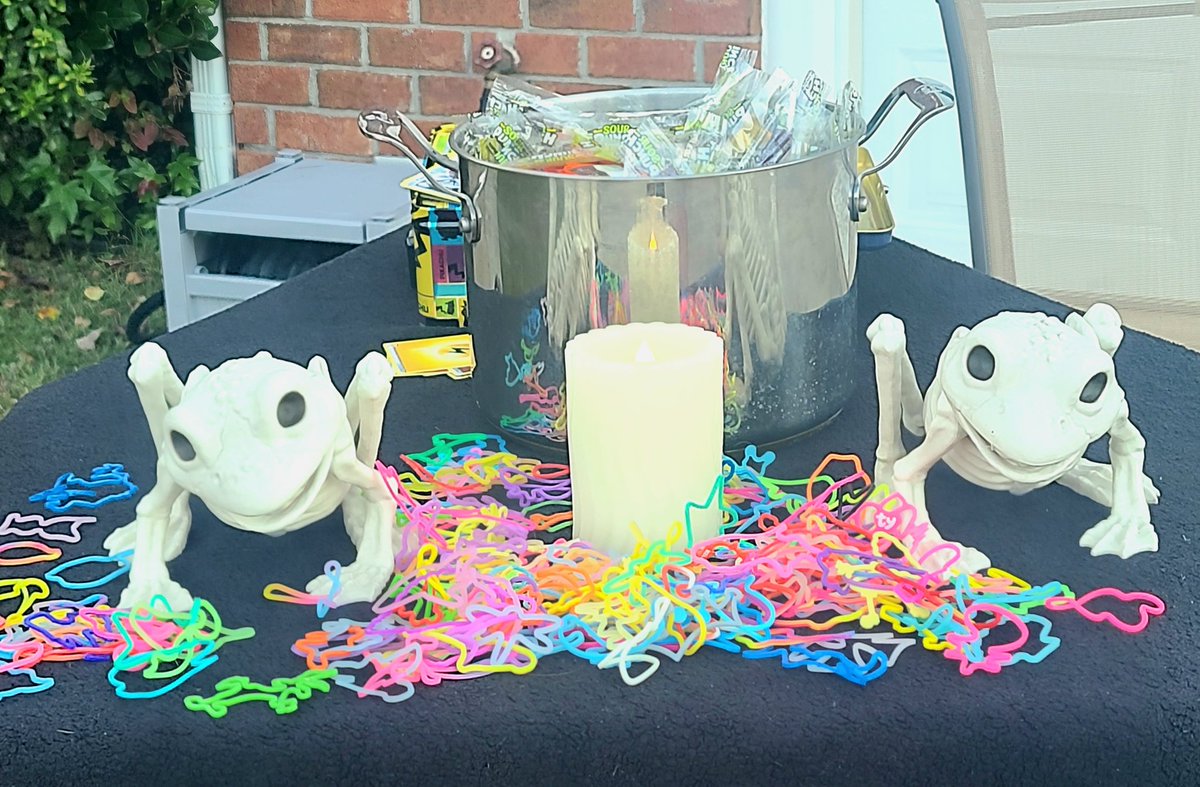 Out of goodies already. So many people.🤣🎃