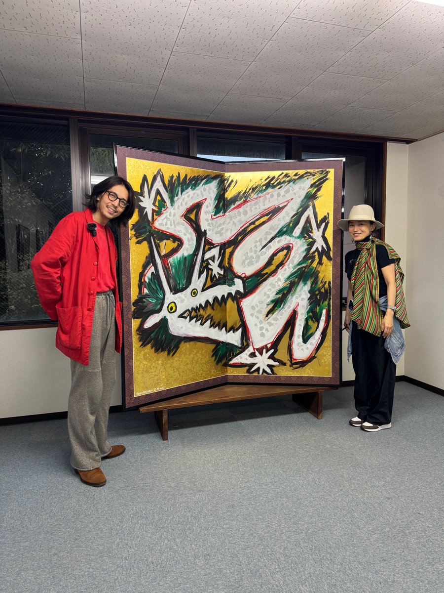 djasuka's tweet photo. はっろ～🤗 11/1（土）午前11時30分からはMROラジオ「前田明日香の旅してスマイル」OAです📻️今回は＜芸術の秋到来〜未来につながるアートの旅パート2＞です✨️金沢100の森美術館（金沢市広坂）を作り上げた画家、大森慶宣さんのスペシャルインタビューをお届けします🎧️

金沢21世紀美術館や兼六園のすぐそばというロケーションに今年9月誕生した金沢100の森美術館。そこは、地元石川のアートを発信する新しい拠点です。

＜金沢100年の森美術館＞
https://t.co/79KKFpEEgb

大森さんはどうしてこの美術館を立ち上げようと思ったのでしょうか？それは、神戸への旅がきっかけでした🧳

大学時代、アメリカに留学した経験から得たアートに対する考え方や、台湾旅行のお話もありますよ♪

ご実家が能登・穴水町にある大森さん。能登半島地震の被害について伺ったところ、能登への思いをお聞きすることもできました。

縦横無尽に作品を生み出し続ける大森さんの“創作の源”を知ることができるロングインタビュー🎙️どうぞお聴き逃しなく！

🌟家族で神戸旅行へ⚓️兵庫県立美術館を訪れた大森さんが気づいたこと🤔
🌟学生の頃、アメリカへ留学🇺🇸 NYメトロポリタン美術館で見た忘れられない光景🎨
🌟アメリカの大学で評価される大事な基準…それは「◯◯したかどうか」🎓️
🌟旅が大森さんに与える影響✈️ 印象的だった奥様と旅した台湾🇹🇼
🌟将来、大森さんが能登で実現したい思い🖼️

番組ハッシュタグは #旅スマ です。あなたのポストをお待ちしています♪

前田明日香の旅してスマイル | MROラジオ | 2025/11/01/土  11:30-12:00 
https://t.co/9eeNO87mpQ

#金沢100年の森美術館 #アート #芸術の秋 #アートの秋 #美術館 #ミュージアム #大森慶宣 #広坂 #金沢21世紀美術館 #能登半島地震 #台湾 #能登 #穴水町 #radiko #MROラジオ #シェアラジコ