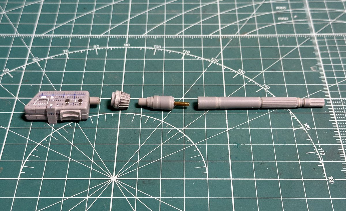 砲身は幾つかのパートに別れていてその一部にはフィン状のモールドが刻まれています。コレをフリーハンドで彫り込むのは至難の業なのでここは回り道でも治具を製作。砲身が回らないようにテーパーを合わせて挟み込み定規をガイドにタガネで溝引き。位置は一周を16等分したマステに合わせました！
#大砲