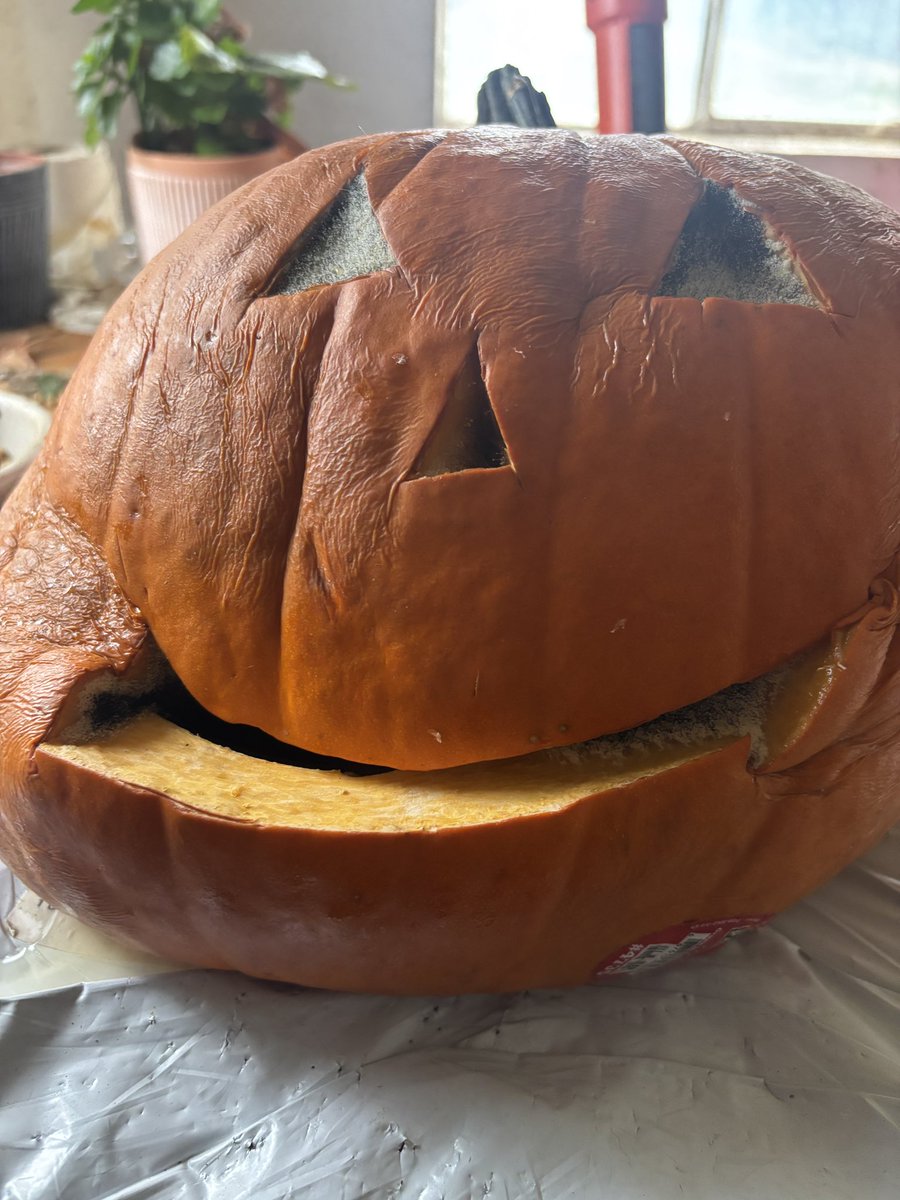 my mom just sent me a picture of my brother’s pumpkin and i’m in tears