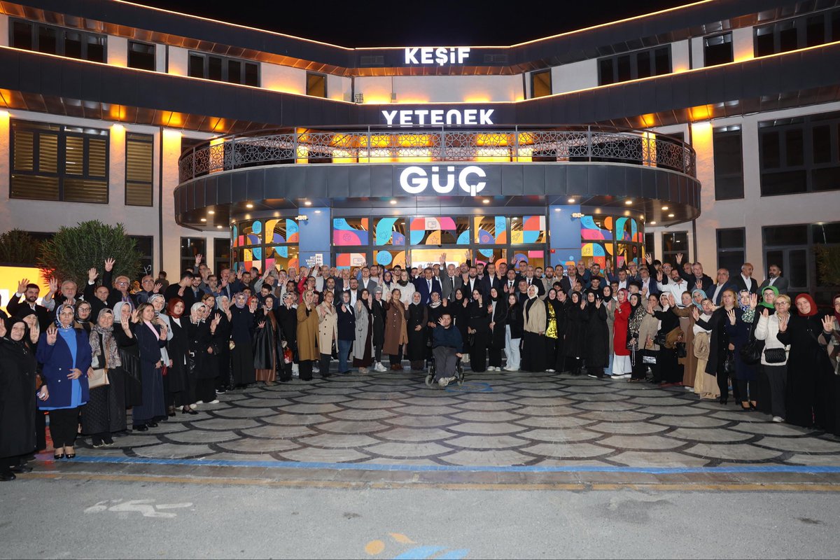 Birlikteyiz, Güçlüyüz, Esenler’iz! 

AK Parti Esenler İlçe Danışma Meclisimizi büyük bir coşkuyla geride bıraktık.
Bugün bir kez daha gördük ki; bizde heyecan ilk günkü gibi taze, inanç dimdik, hedef büyük! 

Türkiye Yüzyılı yolunda;
Birlikte üretmeye, birlikte yürümeye devam