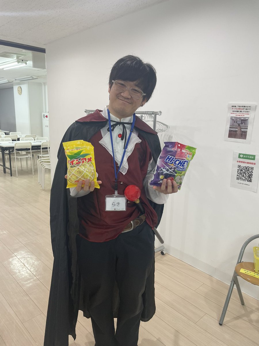 もうすぐ開場！！！

こんな人が立ってます！
1日遅れのトリックオアトリート！
