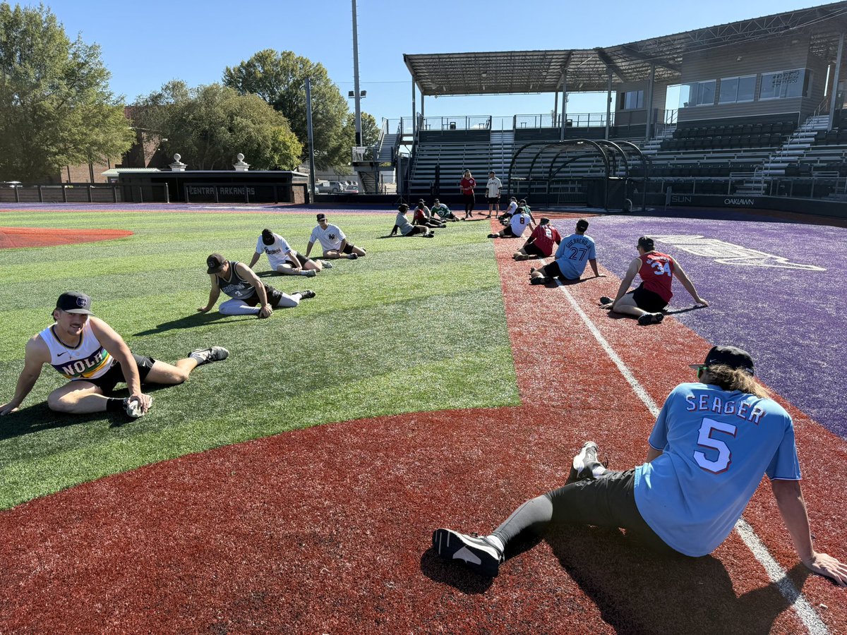 Jersey Day batting practice for the Bears! 🐻

#BearClawsUp x #FightFinishFaith