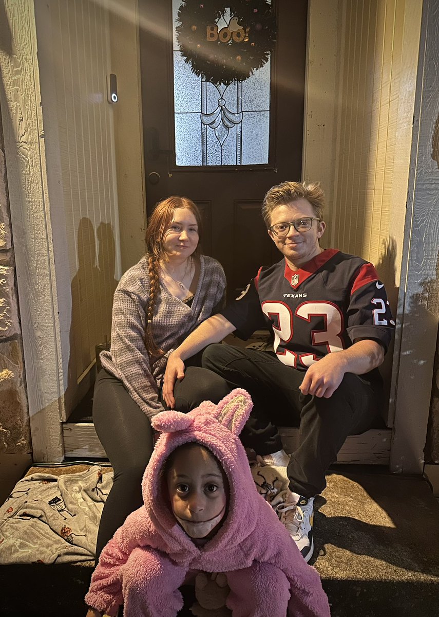 kyler012's tweet photo. Ever seen @ArianFoster &amp; a Labubu in the same picture? 
&amp; most importantly my forever Halloween date💕 https://t.co/eTUecku96P