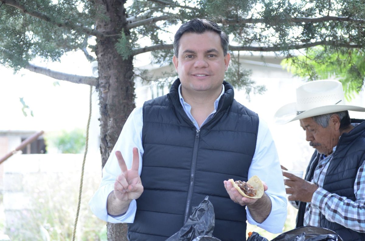 Cerramos la semana laboral con un recorrido y convivencia con vecinos de la primera manzana de Las Huertas, Jilotepec. Me dio mucho gusto compartir este momento acompañado de mi mamá Clementina, fortaleciendo los lazos familiares y comunitarios que nos impulsan a seguir