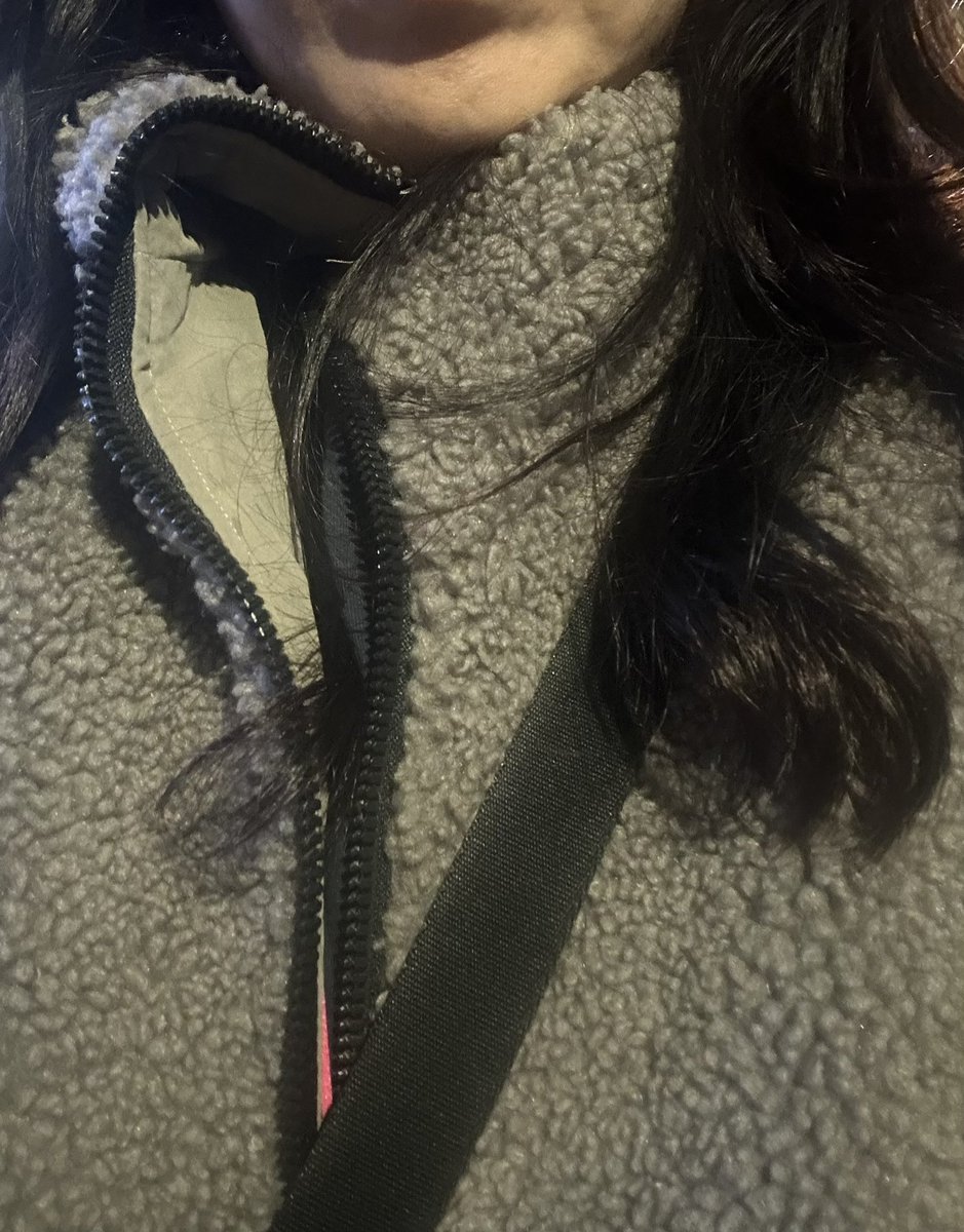 인천아미인데 아침에 산책 나간 동거인이
춥답니다…어제 저거 입고 더워서 전 벗고 있었거든요. 아미들 추운것보단 짐 많은게 나으니
옷 잘 챙겨오세요!!!