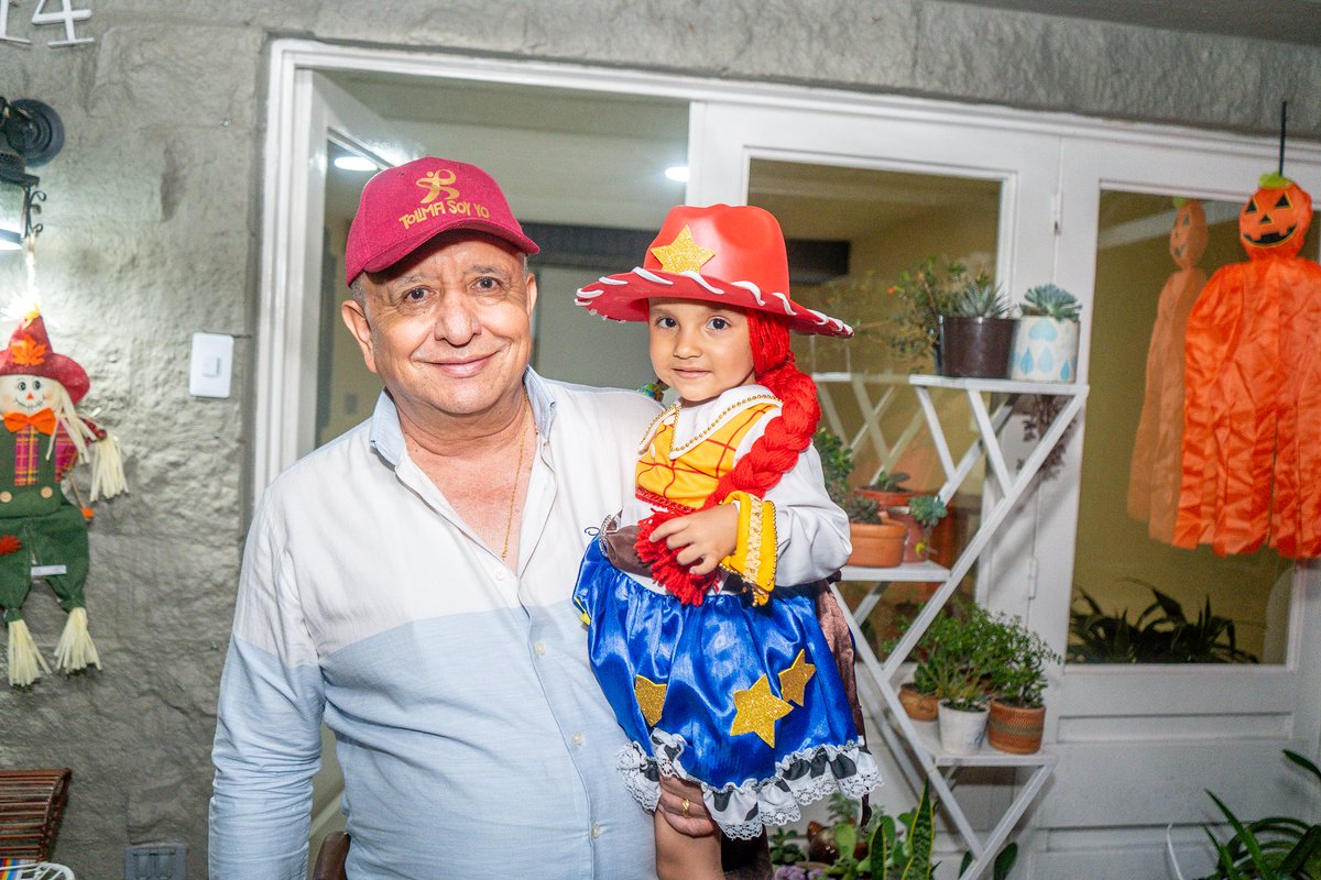 ¡Hoy celebramos la alegría y la magia de ser niño! ✨ Que este día esté lleno de risas, dulces y mucha diversión. Papás y mamás, a disfrutar con cuidado y responsabilidad. ¡Un abrazo grande a todos los pequeños! 🎃🍬🦇🧛🏻

#DeFrentePorUsted