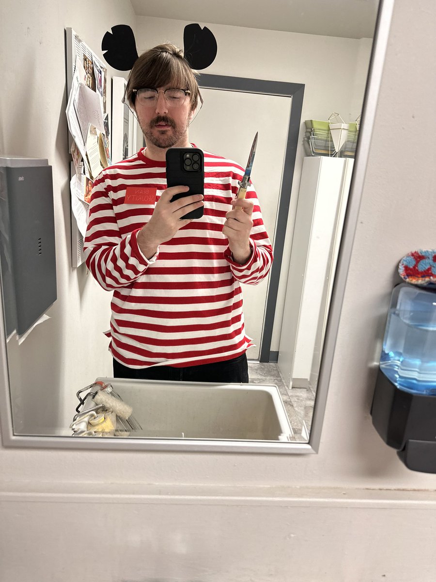 fauxmswords's tweet photo. First Halloween in 7 years https://t.co/Y5Q9NIhUBM