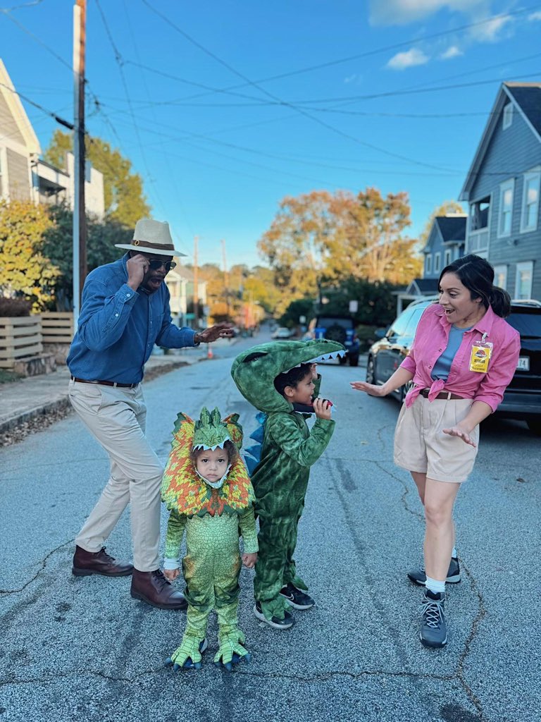 Found a couple dinosaurs in the neighborhood! Happy Halloween from our little Jurassic Park crew 🦖🎃

#Halloween #JurassicPark