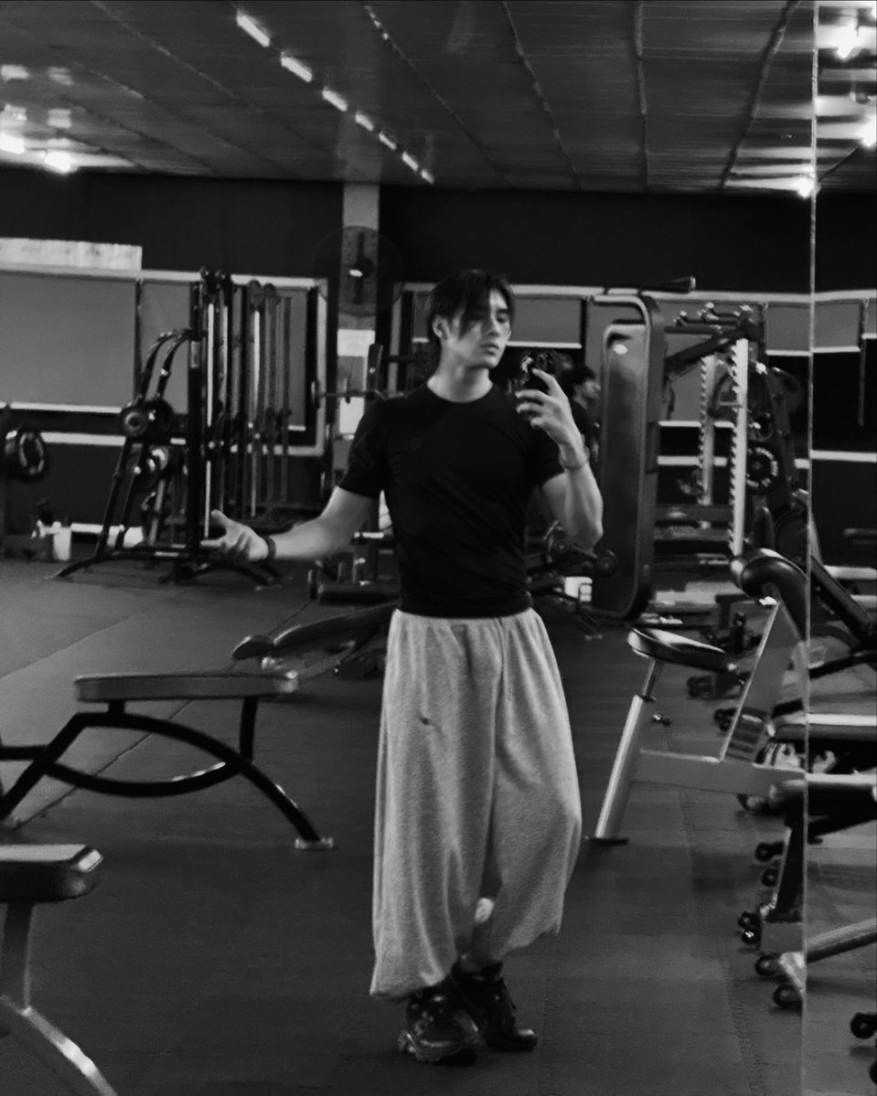 dadeu1234's tweet image. 세번째 할로윈 코스프레였던거야?😅😅
토지가 누군줄 모르는 내겐 그냥 운동하는 피터팬인데 말이야ㅋㅋㅋ
근데 운동할때 입는 츄리닝치곤 허벌레하긴 하다😂😂😂
#peterpanzz_w
#PeterPanTadsapon
#peterpanstinkerbell