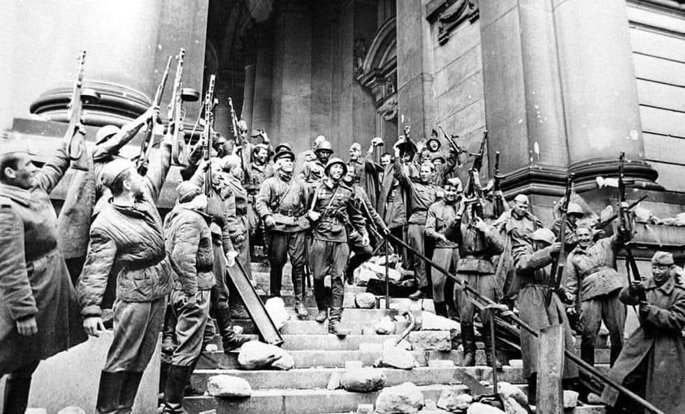 ArteYAnarquia's tweet image. El Ejército Rojo tomando Berlín