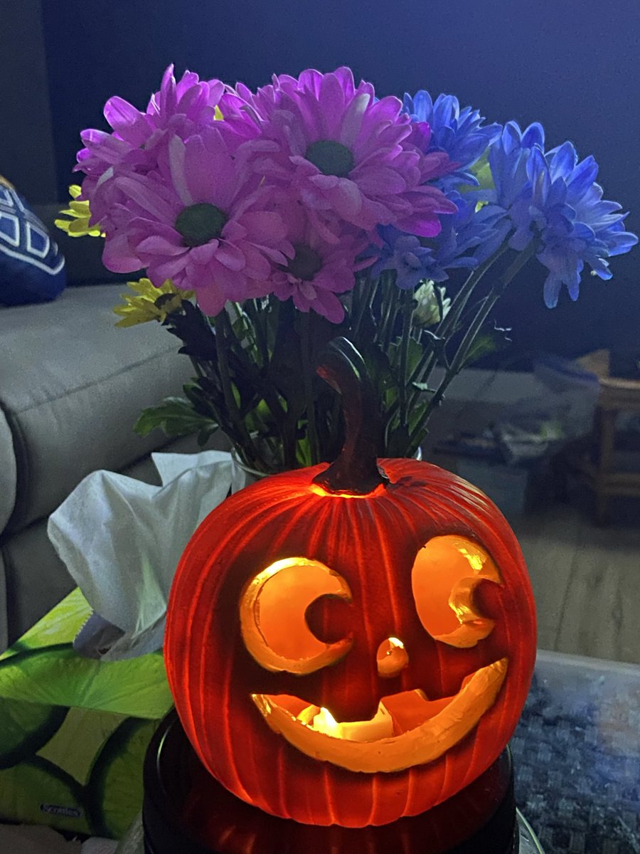 YumYumWpg's tweet photo. Lights out!!! I’m out of candy!lol😂🍭🍫….1st Halloween🎃in my new house🏡 &amp;I had over 250 kids! Bonkers!But I loved it! 😊…so many great costumes! Next year I’m recruiting help…and buying more candy! lol 😝 #HappyHalloween #CandyApples #TrickOrTreat #yumyumwpg #Winnipeg https://t.co/IEdgQrd2c1