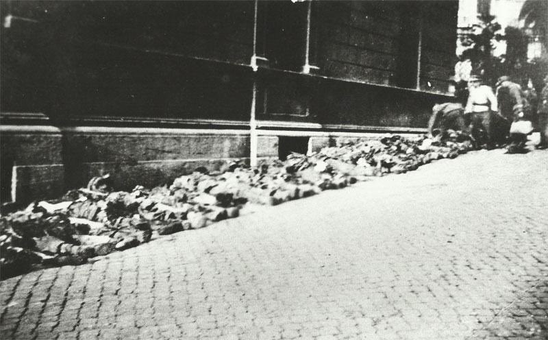 ArteYAnarquia's tweet image. 23 de marzo de 1944. El mayor ataque contra las fuerzas de ocupación nazis por parte de la resistencia partisana italiana tuvo lugar en Via Rasella, en Roma.
Alrededor de 12 partisanos antifascistas atacaron una compañía de las SS, matando a 31 e hiriendo a 100, sin sufrir bajas.