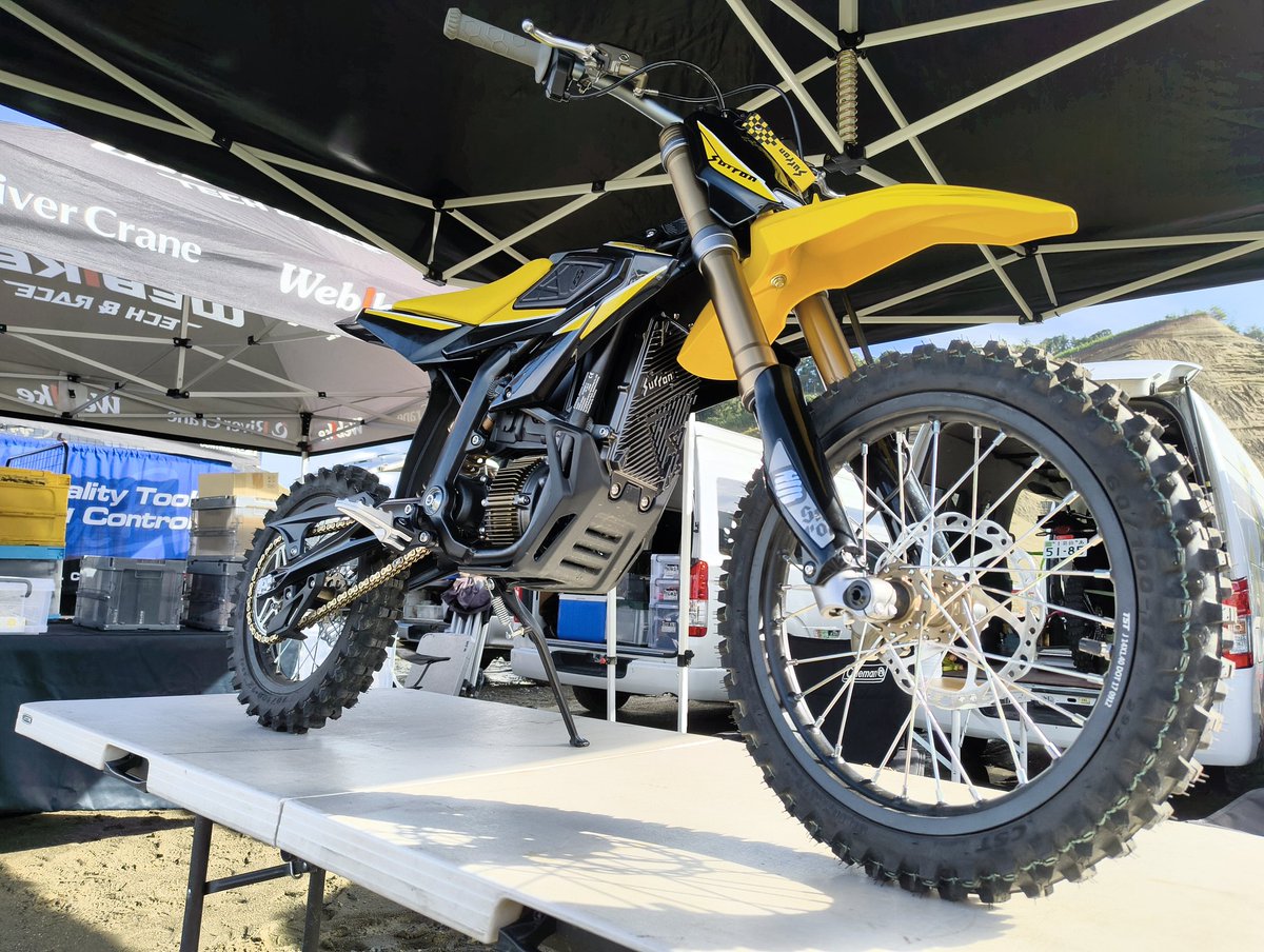 SUR_RON_JP's tweet photo. 🔥 JNCC八犬伝 Day1!
Surronブースでは、Hyper Beeを展示!
なんと日本初のHyper Bee レース参戦!
JNCC Kids and Try へ挑戦!軽快ながらも堅牢なHyper Beeの走りをご覧ください
明日もレースサポート出展します⚡️
#Surron #サーロン #JNCC #八犬伝 #電動バイク #LightBee #UltraBee #HyperBee https://t.co/SmyLL2DK8G