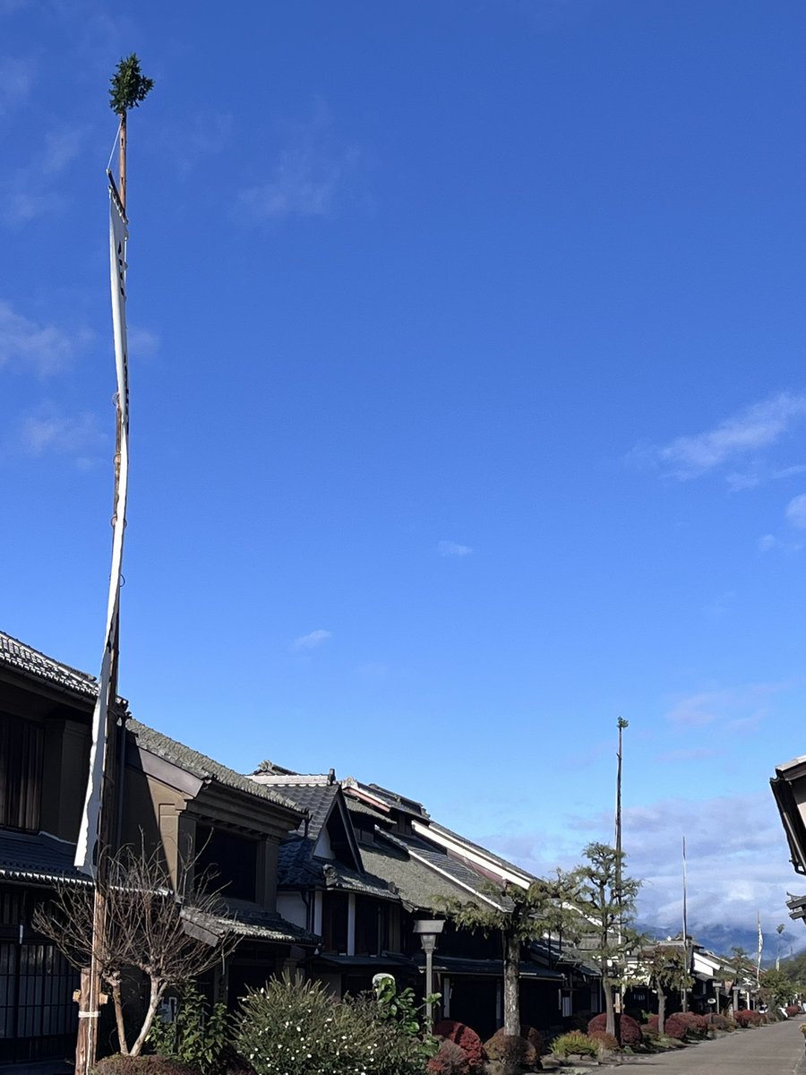 shiratori_jinja's tweet image. 海野宿街道に沢山の幟が立ち並びました。
明日は新嘗祭・海野宿ふれあい祭りです。

本日は🌟前夜祭🌟午後5時より7時まで神社境内にてジャズ演奏、和太鼓演奏、ワインバーなどが開かれます。

好天に恵まれた2日間になりそうです。ぜひお立ち寄りください♪

街灯が暖かみのある色に変わりました✨