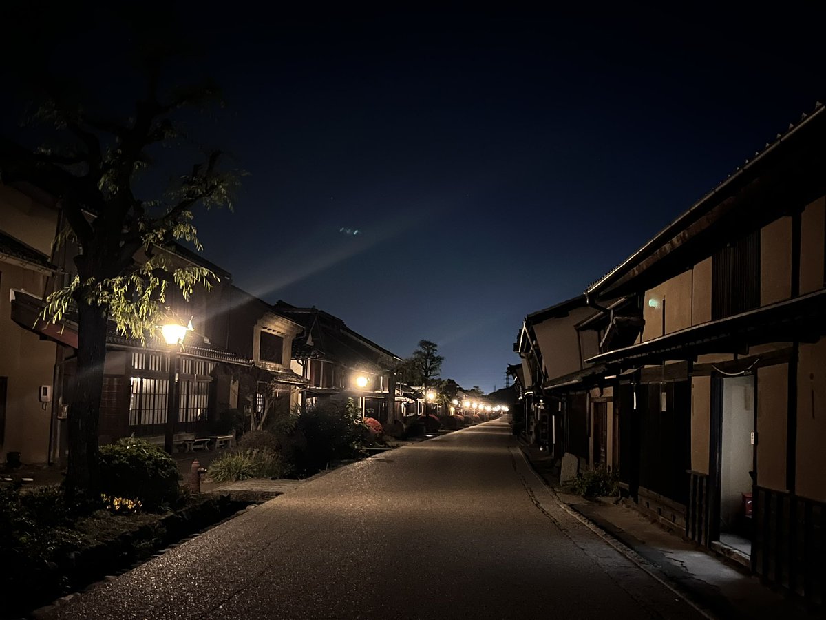 shiratori_jinja's tweet image. 海野宿街道に沢山の幟が立ち並びました。
明日は新嘗祭・海野宿ふれあい祭りです。

本日は🌟前夜祭🌟午後5時より7時まで神社境内にてジャズ演奏、和太鼓演奏、ワインバーなどが開かれます。

好天に恵まれた2日間になりそうです。ぜひお立ち寄りください♪

街灯が暖かみのある色に変わりました✨