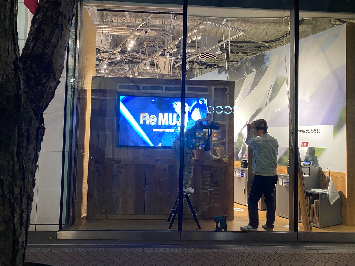 店舗ウィンドウ内にデジタルサイネージを設置。
通りから見える映像演出が、ブランドの存在感をより一層際立たせます。
照明・反射・視線の流れを綿密に設計し、昼夜問わず印象的なビジュアル体験を実現しました。

#デジタルサイネージ #空間演出 #店舗デザイン #施工実績 #ウィンドウディスプレイ