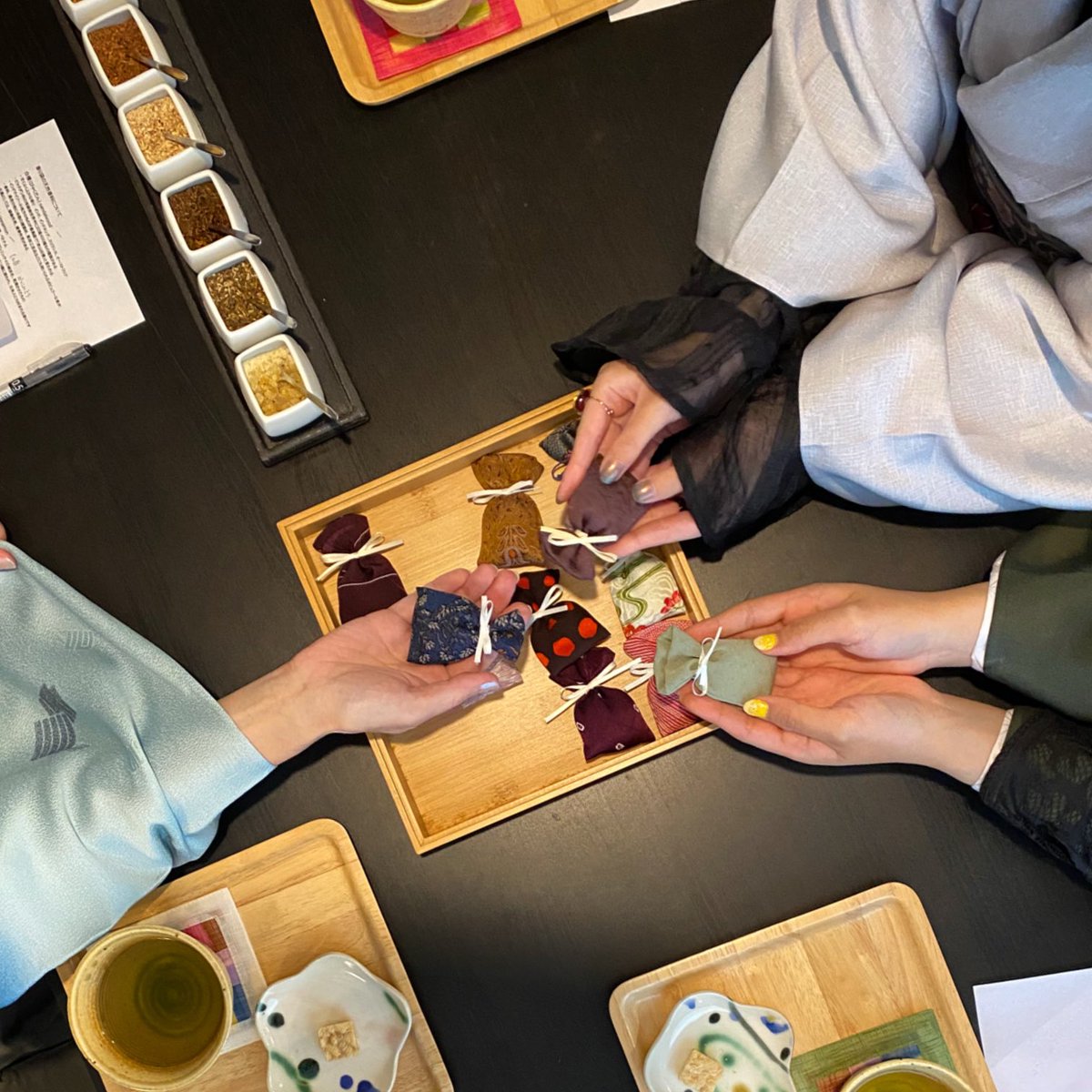 q11g4uDVTQwrb5a's tweet image. 11月はおしゃれも楽しい💕お着物でのお出かけはこの季節ならでは、近頃はお洋服のようなアレンジでお着物を楽しんで、袖から覗くレース、ブラウスの襟を重ねたり、もちろん足元はブーツ👢お着物の襟合わせにオリジナルの香り袋を忍ばせてみて下さいね。雨上がりの3連休初日11/1(土)11時オープンです。