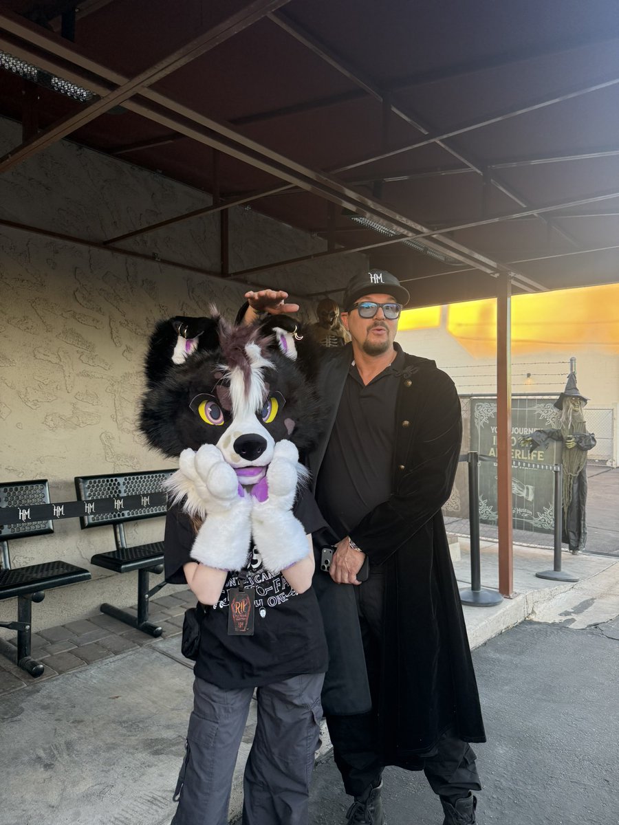 Meeting <a href="/Zak_Bagans/">Zak Bagans 🧛🏻‍♂️</a> in fursuit was not on my 2025 bingo card 😭 🫶