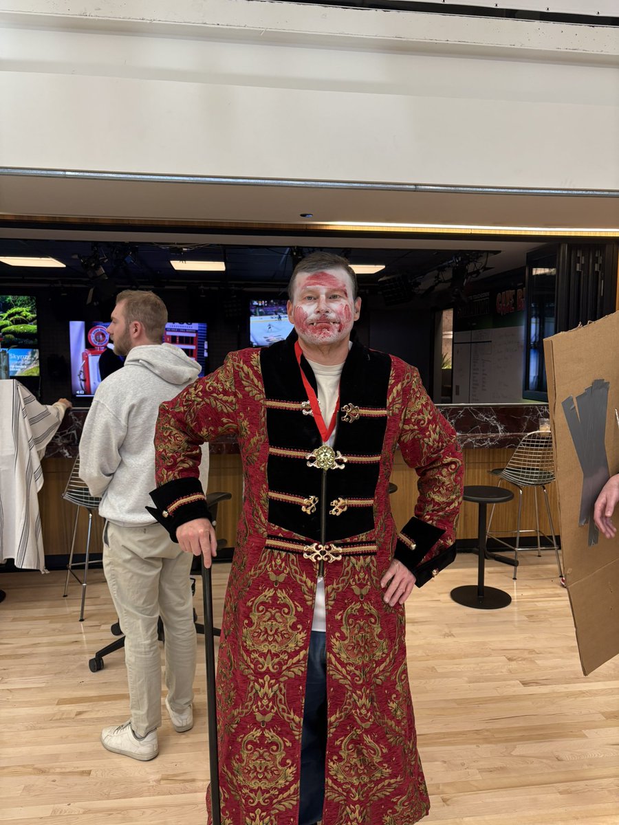 StoolMintzy's tweet image. I want to be the vampire on Halloween! #WSP #SewingMachine @BarstoolYak