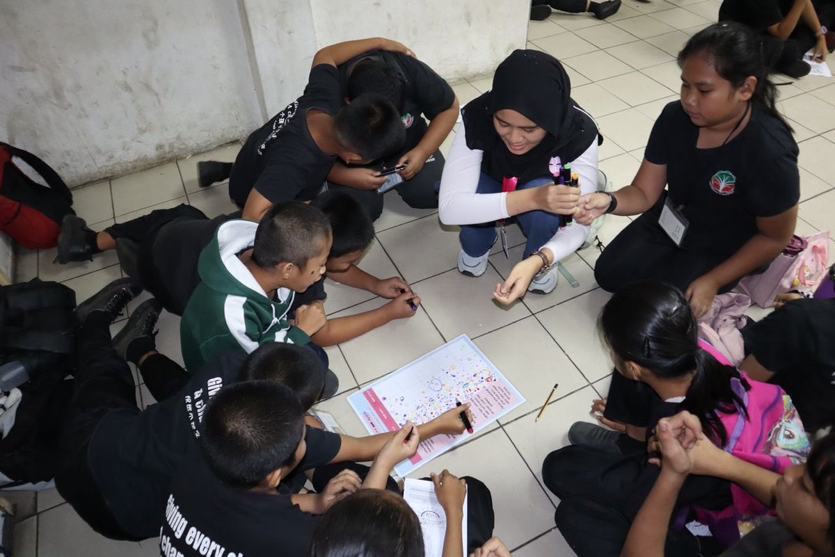 ainhsaifulnizam's tweet image. While everyone is cyberbullying me online because of a one minute video, happy to say we’ve successfully reached ten schools this year for our Comprehensive Sexuality Education programme, Express to Empower at @mypocketofpink ! 

We’ve gone to Semenanjung and even Sabah!…