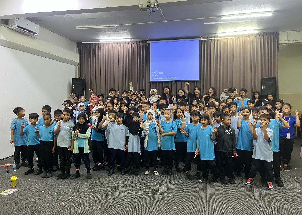 ainhsaifulnizam's tweet image. While everyone is cyberbullying me online because of a one minute video, happy to say we’ve successfully reached ten schools this year for our Comprehensive Sexuality Education programme, Express to Empower at @mypocketofpink ! 

We’ve gone to Semenanjung and even Sabah!…