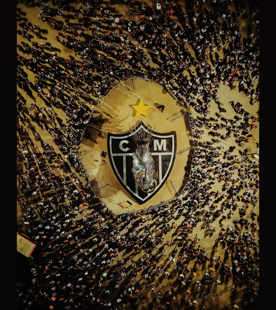 Arcebispo13's tweet image. QUE FOTO ABSURDA DO @TyroneMenezes 

CÊ É LOKOOOOOO

@Atletico @ArenaMRV