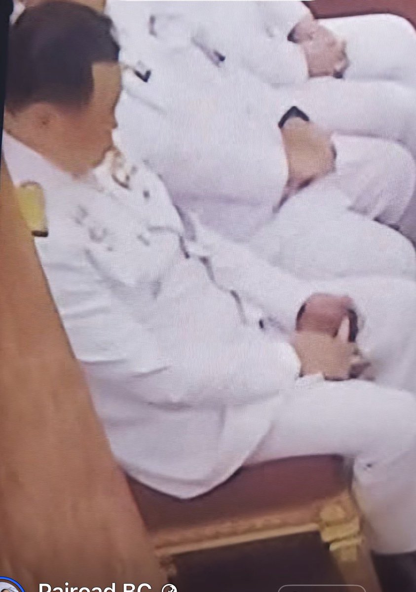 อนุทินเล่นโทรศัพท์ระหว่างงานราชพิธี

ถ้าเป็นอุ้งอิ๊งโดนด่ากีเปิง โดนร้องผิดจริยธรรมร้ายแรงขั้น 8 

สั่งหยุดปฏิบัติหน้าที่กลางอากาศเลยคร๊