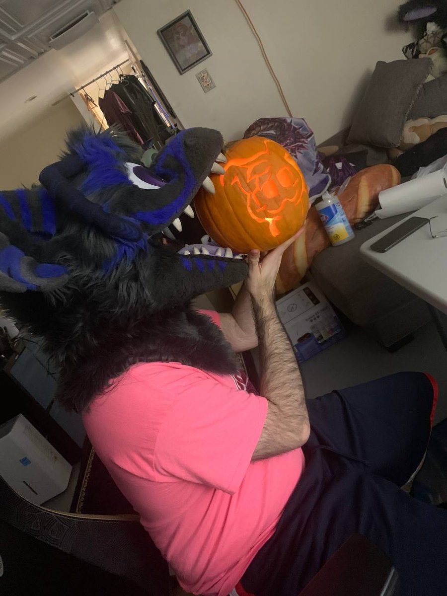 Happy Hallow-FEINE beeeeeeans! :3 <a href="/Birthday_Bunni/">Bunnicula 🐰🥕🔜Furpoc & MFF</a> and I carved Jack-o'-lanterns, and mine is...a newt...

Anyways, we eat the Jack-o'-lanterns now, right?
#FursuitFriday
📸 <a href="/Birthday_Bunni/">Bunnicula 🐰🥕🔜Furpoc & MFF</a>