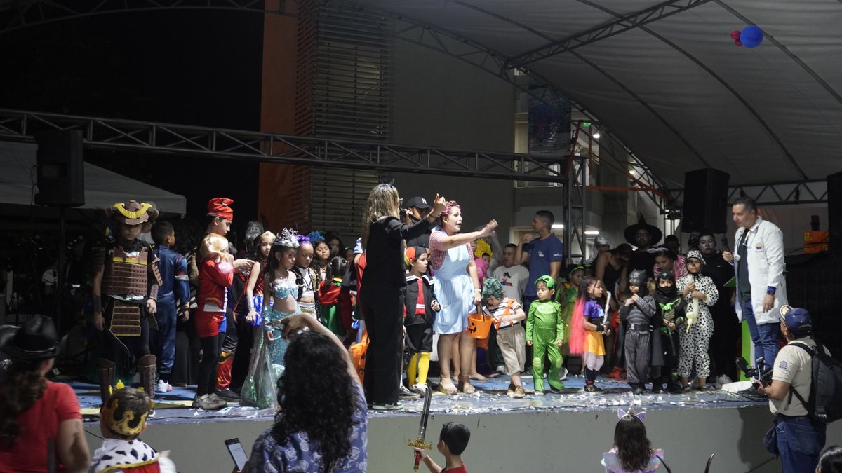 👧📖✨ En la #FILSMAR2025, la Jornada Triki Triki Literaria fue pura diversión y aprendizaje.
Entre cuentos, disfraces y sonrisas, los niños vivieron la feria de una forma mágica. 🌟🎭

#SantaMarta500Años #FILSMAR #TrikiTrikiLiterario #FormandoLectores #CulturaViva