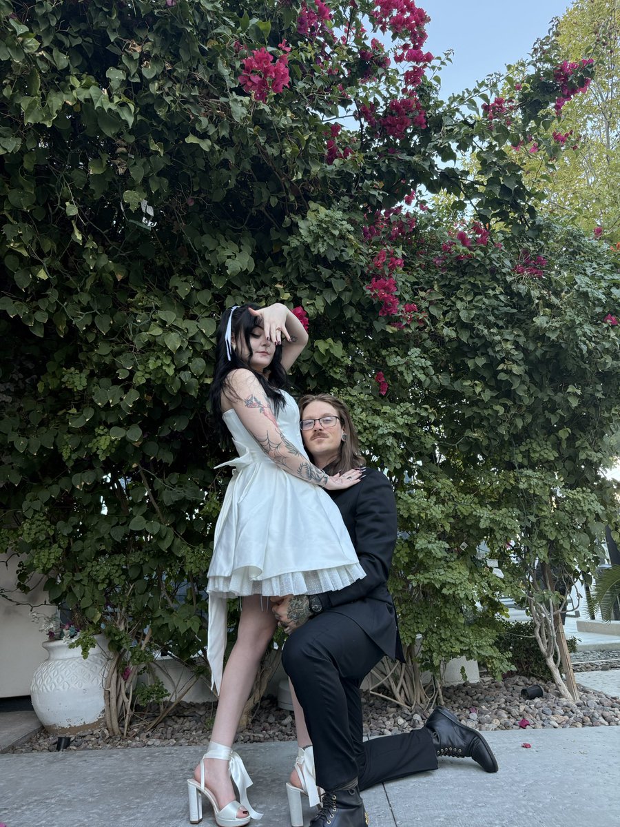 ghostive's tweet image. I HAVE A WIFE!!!!!