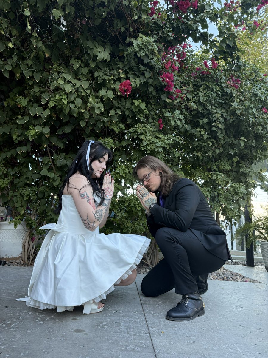 ghostive's tweet image. I HAVE A WIFE!!!!!