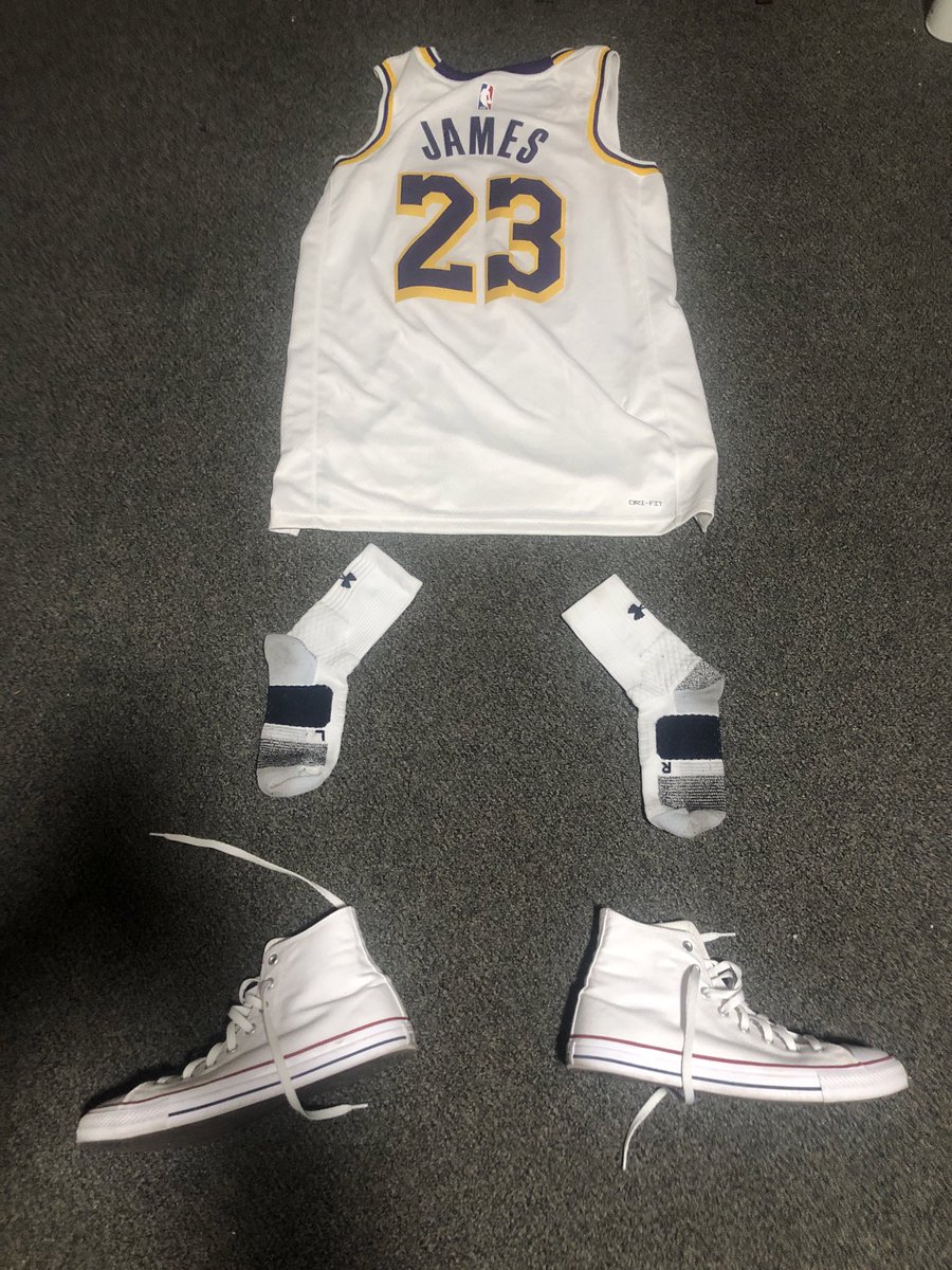 LeBronwatch1's tweet photo. #BronTime https://t.co/OR3d54jn8M