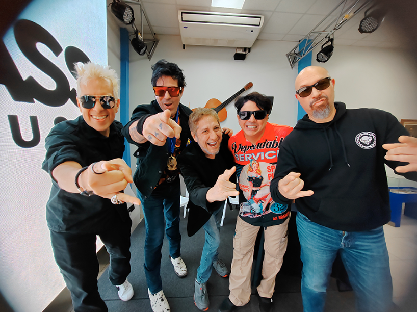 Ayer con mis amigos de <a href="/LosRabanes/">Los Rabanes</a>  en el homenaje que les hizo <a href="/apdaycperu/">APDAYC</a> -Asociación Peruana de Autores y Compositores por sus 30 años de carrera! Muchos recuerdos bonitos de cuando hicimos #YoNoQuieroTuAmor con #PAPÁCHANGÓ. 25 rules!