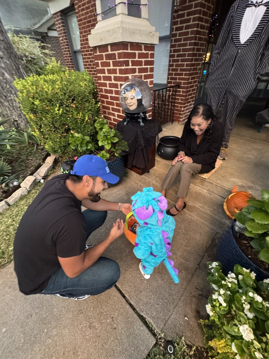 zaina_suee's tweet image. The best Halloween yet 👻🎃🩵💜💚