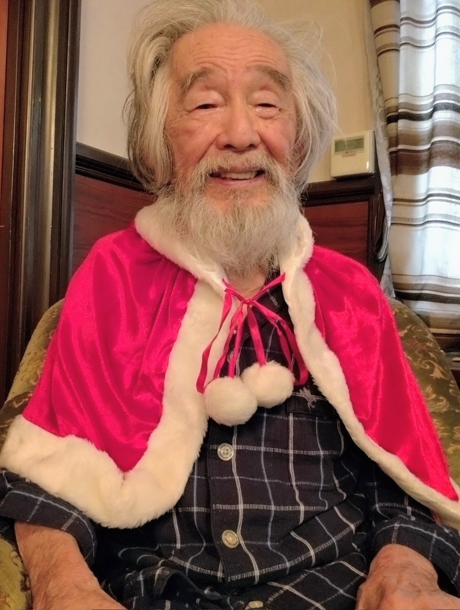 （※前回撮っておいた🎅服はワン🐶に着せてたやつ）次のコスプレ早くやりたいけど昨夜兄が様子を見に行ったらお風呂場でひっくり返ってた👴💦老人性肺炎で近くの総合病院に入院してしまいました。命に別状はないので帰ってきたらまた続きをします•̀.̫•́✧