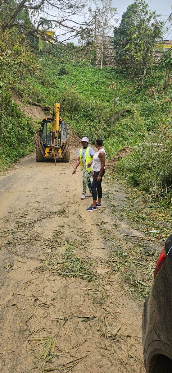 julietcuthbert's tweet image. #ConstituencyUpdate: Today, we continued recovery efforts across St. Andrew West Rural—clearing roadways, assessing roof damage, and checking in with farmers. 

Teams from JPS were also observed working to restore power.

#StAndrewWestRurallMP #RecoveringStronger