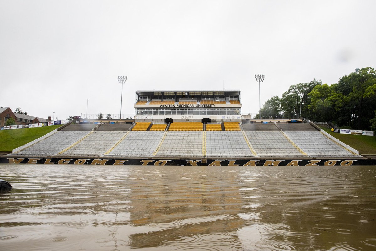 matstutzman's tweet photo. @GfedGoCrazy Didn’t WMU recently rename Waldo to the Toilet Bowl? Lol 🔥⬆️ https://t.co/OJluSOGpAJ