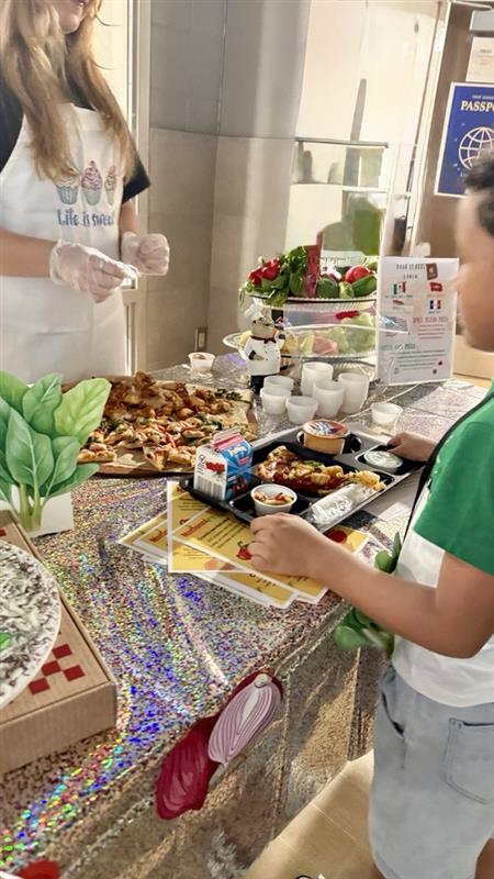 FBISDFoodie's tweet photo. ๐บ๐ฒ Our intern joined in-flight service @JPE_Panthers to sample a new winning manager's pizza recipe as we land back in the USA, ending our Taste the World #FBISDFoodie tour with flavor! ๐๐ฝ๏ธ๐
#FBISD #NSLW25 #FarmFreshTexas #FarmFreshChallenge #NationalSchoolLunchWeek #F2SMonth https://t.co/lsf1rq8XF2
