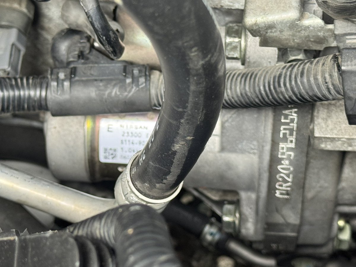 セレナC25セルモーター交換
ドナー車両より外してきた物に交換しました。なんで18なんてボルト使ってるんだ？