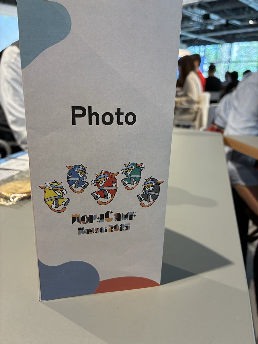 korotom3's tweet photo. 今日はWordCamp Kansaiに参加しています。Photoテーブルで自己紹介と軽食でコミュニケーション。緊張がほぐれました〜！
#wckansai #wckansi2025 https://t.co/tfuP8bspqM